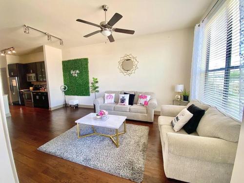 Luxury Mid-Rise! Cute, Cozy, Chic! Home Away From Home!