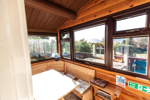 Spacious 3 Bed Log Cabin in Snowdonia Mountains in Trawsfynydd