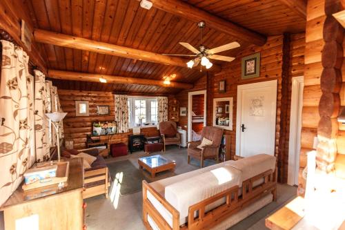 Spacious 3 Bed Log Cabin in Snowdonia Mountains in Trawsfynydd