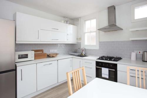 Bright And Airy 3 Bedroom Maisonette in South London