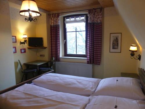 1 queen bed, 1 twin bed
