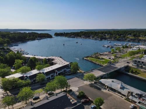232 Edgewater Inn in Charlevoix, USA