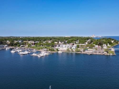 232 Edgewater Inn in Charlevoix, USA