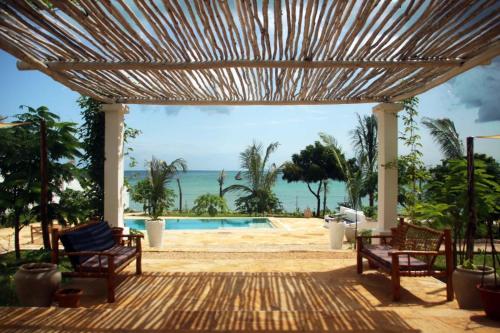 KUONA Oceanfront Private Villa w/pool on the beach