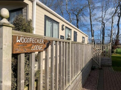 Vchod, Woodpecker lodge, Camelot Holiday Park, CA6 5SZ in Longtown