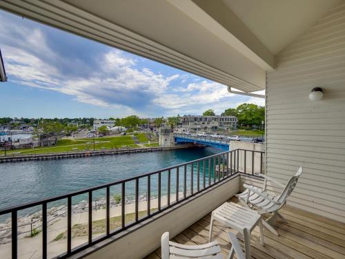 358 Edgewater Inn in Charlevoix, USA