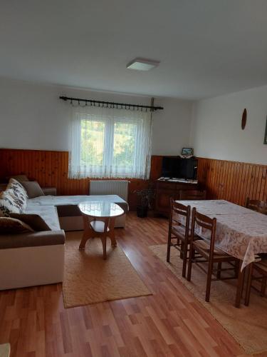 Domaćinstvo Sindžirević (Domacinstvo Sindzirevic) in Amzići