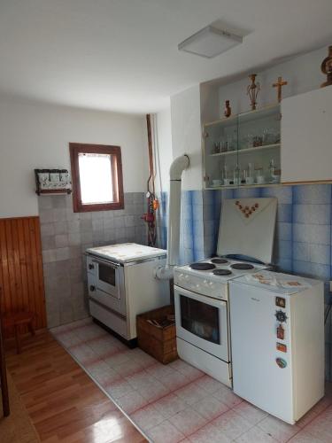Domaćinstvo Sindžirević (Domacinstvo Sindzirevic) in Amzići