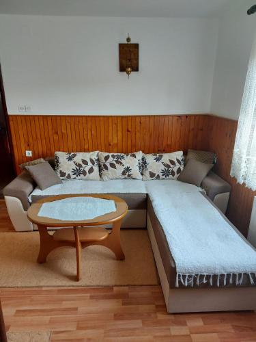 Domaćinstvo Sindžirević (Domacinstvo Sindzirevic) in Amzići