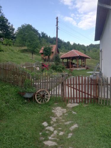 Domaćinstvo Sindžirević (Domacinstvo Sindzirevic) in Amzići