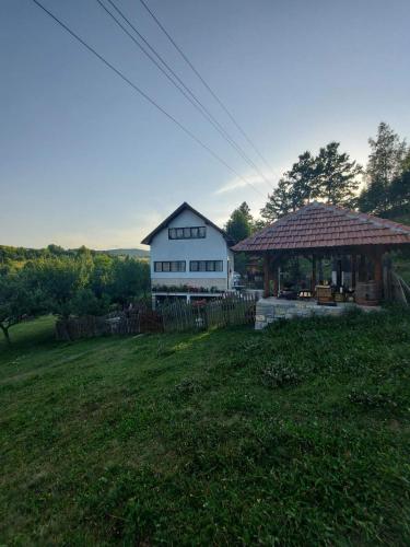 Domaćinstvo Sindžirević (Domacinstvo Sindzirevic) in Amzići