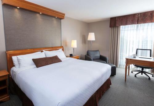 King Room with Balcony - Non Smoking