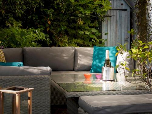 Pass The Keys Historic 3 bed village home with stunning views gîte à louer Ide