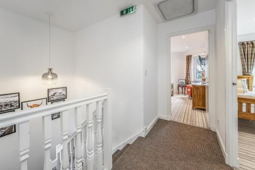 Spacious 3 Bedroom Modern House - Heart of Edinburgh - Private Main Door Entrance & Private Garden w