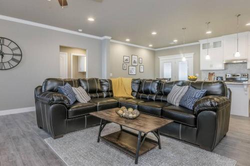 . Beautifully Decorated New Home, King Bed, Washer/Dryer & Fully Stocked Kitchen