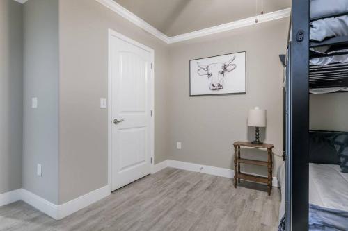 Beautifully Decorated New Home, King Bed, Washer/Dryer & Fully Stocked Kitchen