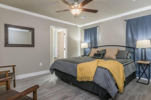 Beautifully Decorated New Home, King Bed, Washer/Dryer & Fully Stocked Kitchen