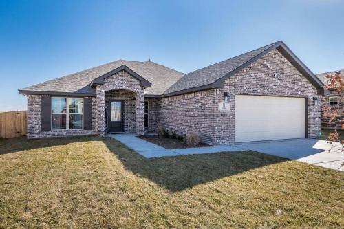 Beautifully Decorated New Home, King Bed, Washer/Dryer & Fully Stocked Kitchen