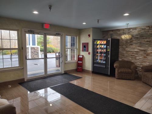 Hol, Hilltop Inn & Suites, near Foxwoods Casino in North Stonington