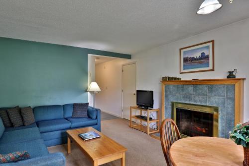 Cedarbrook Queen Suite 102 - image 2