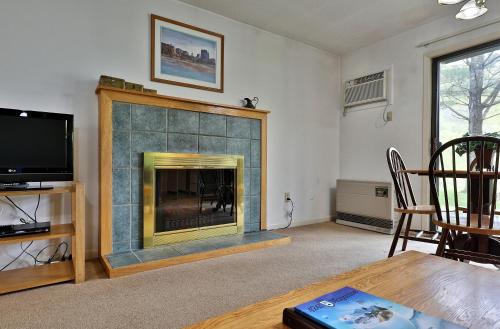 Cedarbrook Queen Suite 102 - image 9