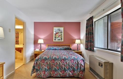 Cedarbrook Queen Suite 102 - image 11