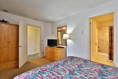 Cedarbrook Queen Suite 102 - image 12