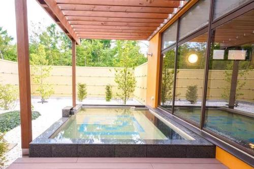 a swimming pool with a large tub in the middle of it, Fujinomori Hotel in Fujikawaguchiko