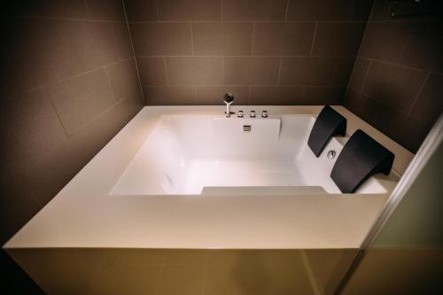 Bathroom, CHECK inn SELECT Chiayi RenAi  near Funi Fishman
