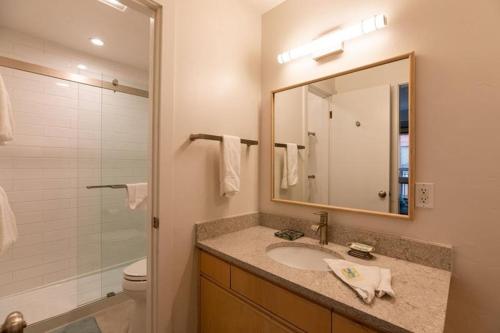 Condo with Outdoor Heated Pool & Free Uncovered Parking in Vail, USA