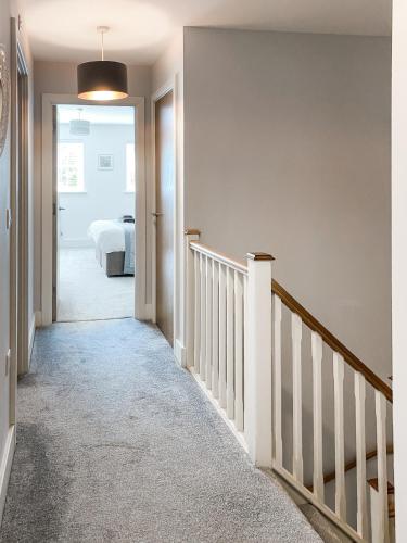 Modern 3 Bed Home with parking close to city centre - image 14