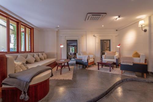 Fuajee, LA. CHRONIQUE HOTEL near Temple of the Lotus Blossoms