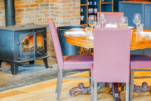 Oak Tree Inn - image 2