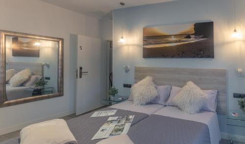 Double Room with Balcony image 2