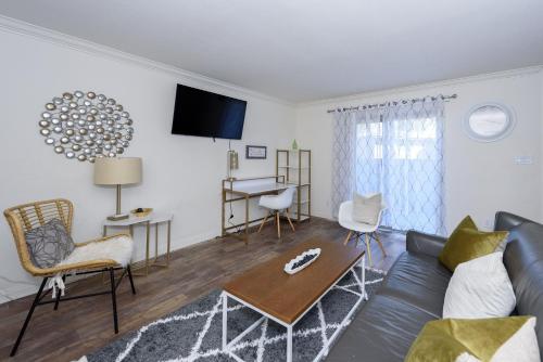 Luxury 2BR with Pool 5 mins to the Beach