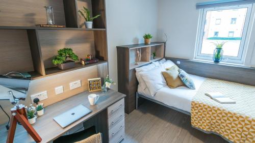 Homely Private Bedrooms at Oxford Court in Manchester