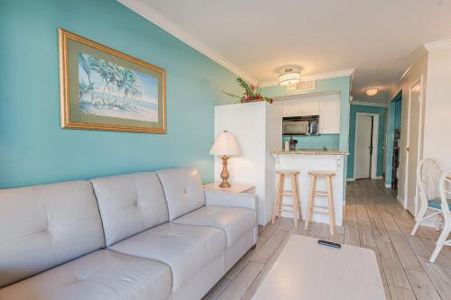 Beachside Bungalow with 2 Pools - image 5