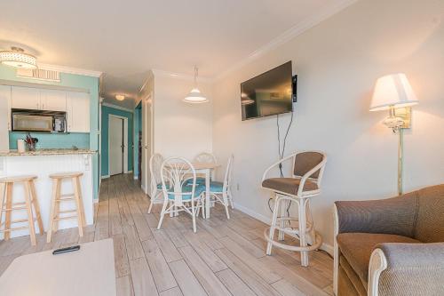 Beachside Bungalow with 2 Pools - image 7