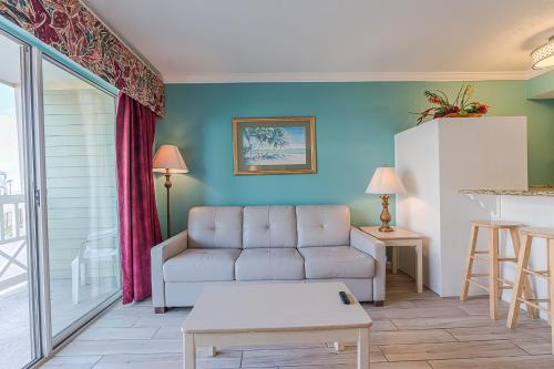 Beachside Bungalow with 2 Pools - image 8