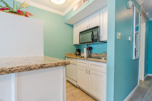 Beachside Bungalow with 2 Pools - image 12