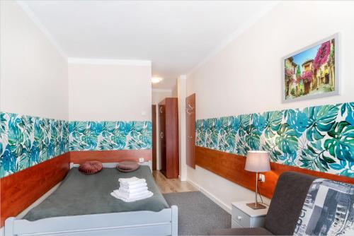 1 double bed, 1 twin bed