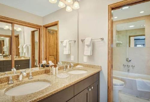 Luxury 4 Bedroom Mountain Vacation Rental In The Heart Of Lionshead Village In Vail in Vail, USA