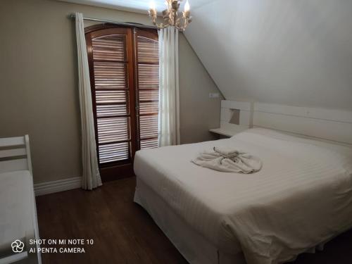 1 double bed, 1 twin bed