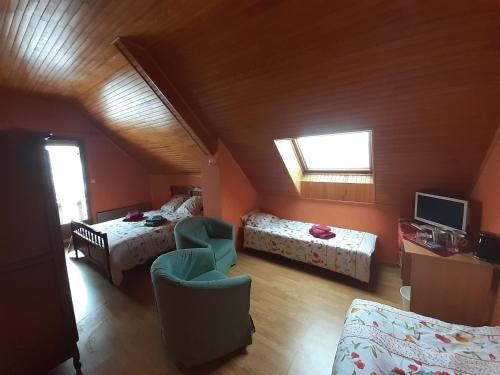 1 double bed, 3 twin beds