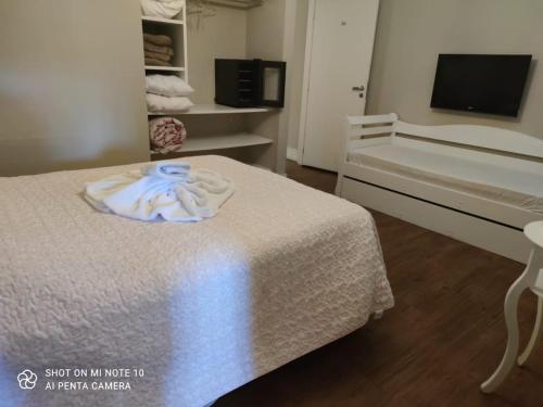 1 double bed, 1 twin bed