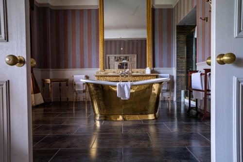 The Swan Hotel, Wells, Somerset - The Coaching Inn Group - 화장실