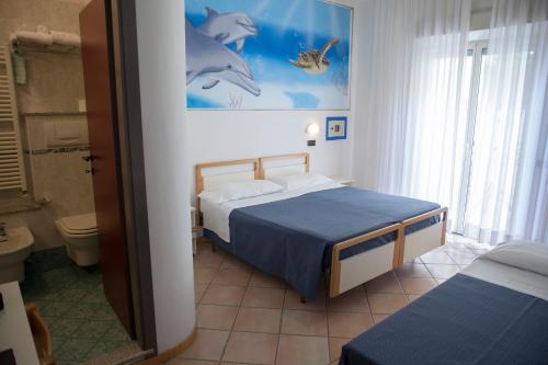 1 queen bed, 2 twin beds