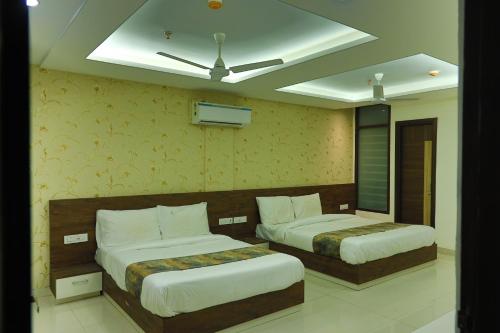 HOTEL GOLDEN LEAF in Nayagaon