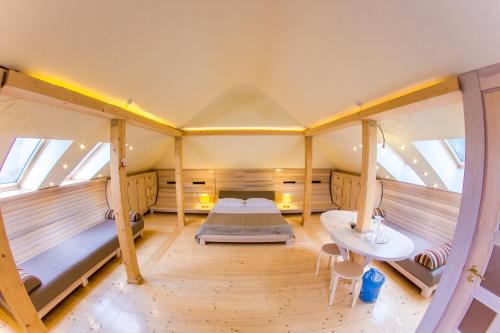 Hata Hutsula in Mykulychyn