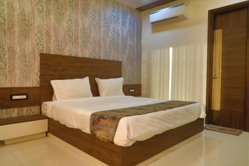 HOTEL GOLDEN LEAF in Nayagaon
